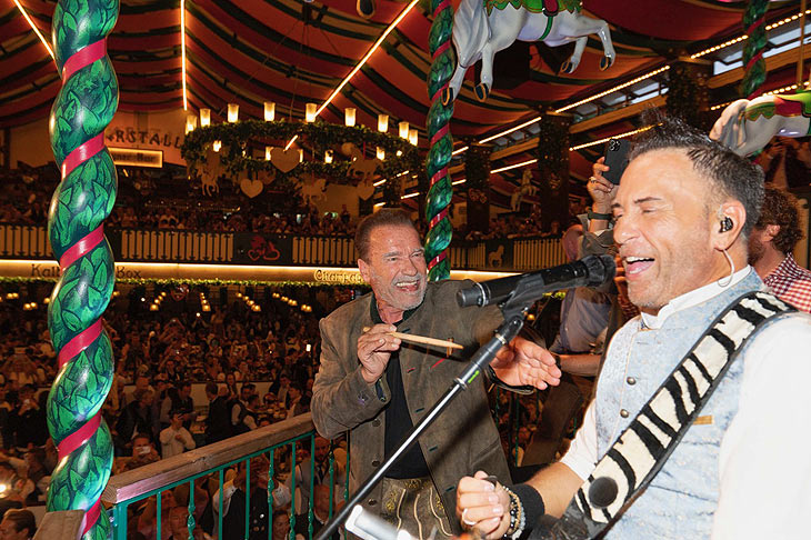 Der Dirigenten-Nachwuchs:  Arnold Schwarzenegger mit Neffe Patrick Knapp (links) und den Söhnen Patrick und Christopher (rechts) (© 